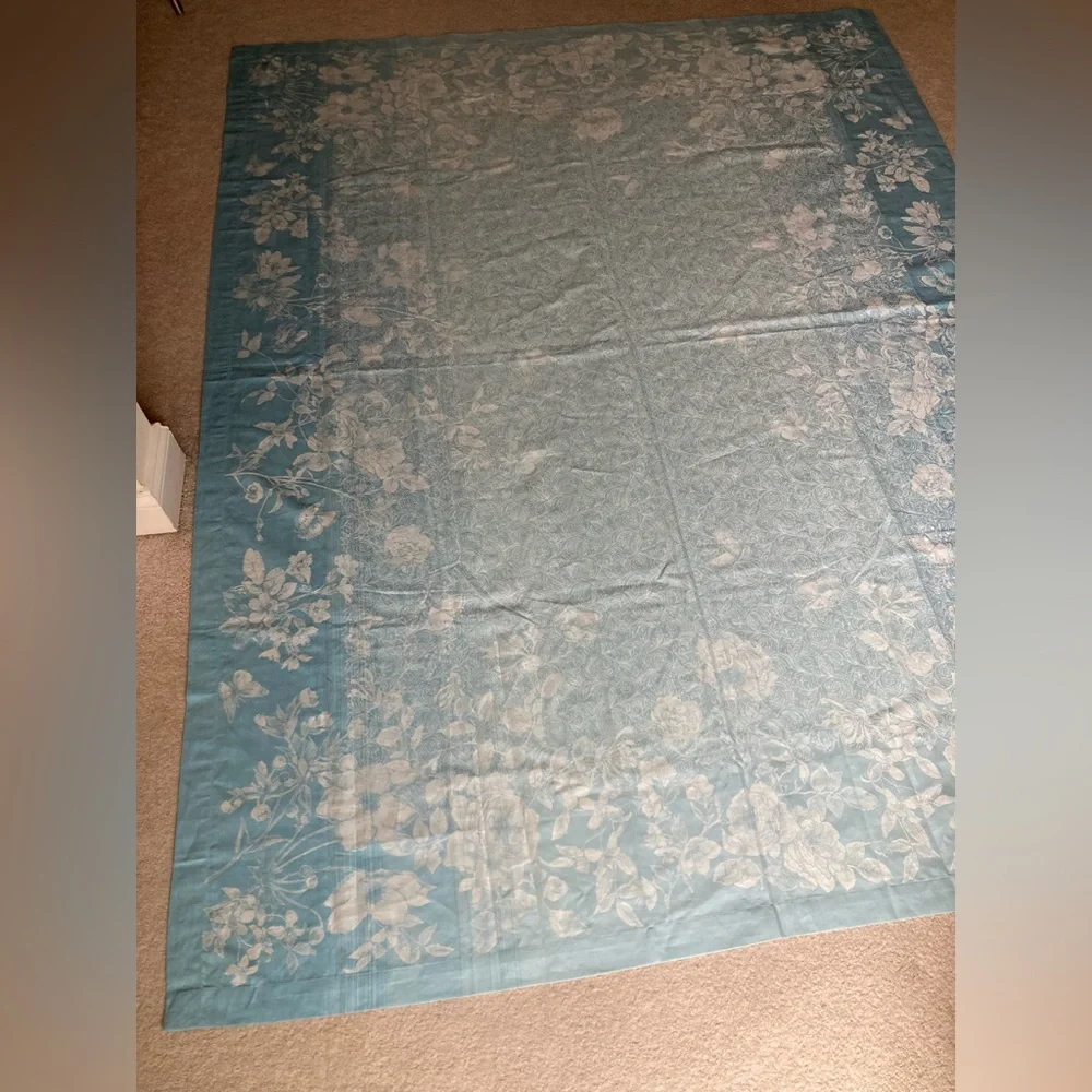 Williams Sonoma linen blend tablecloth 70 x 90”